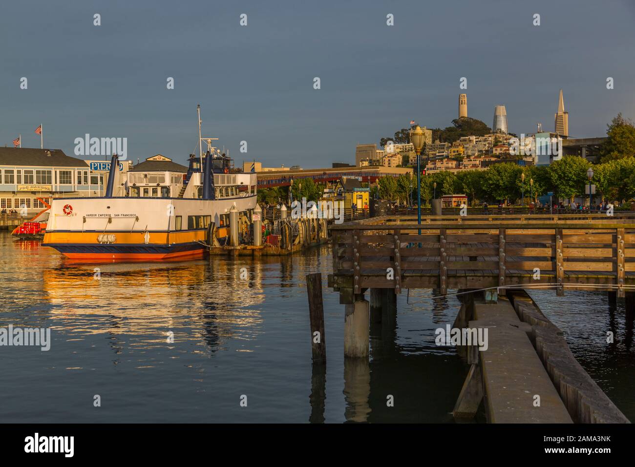 Vue sur la tour et l'embarcadère de Coit à Fishermans Wharf près du coucher du soleil, San Francisco, Californie, États-Unis d'Amérique, Amérique du Nord Banque D'Images