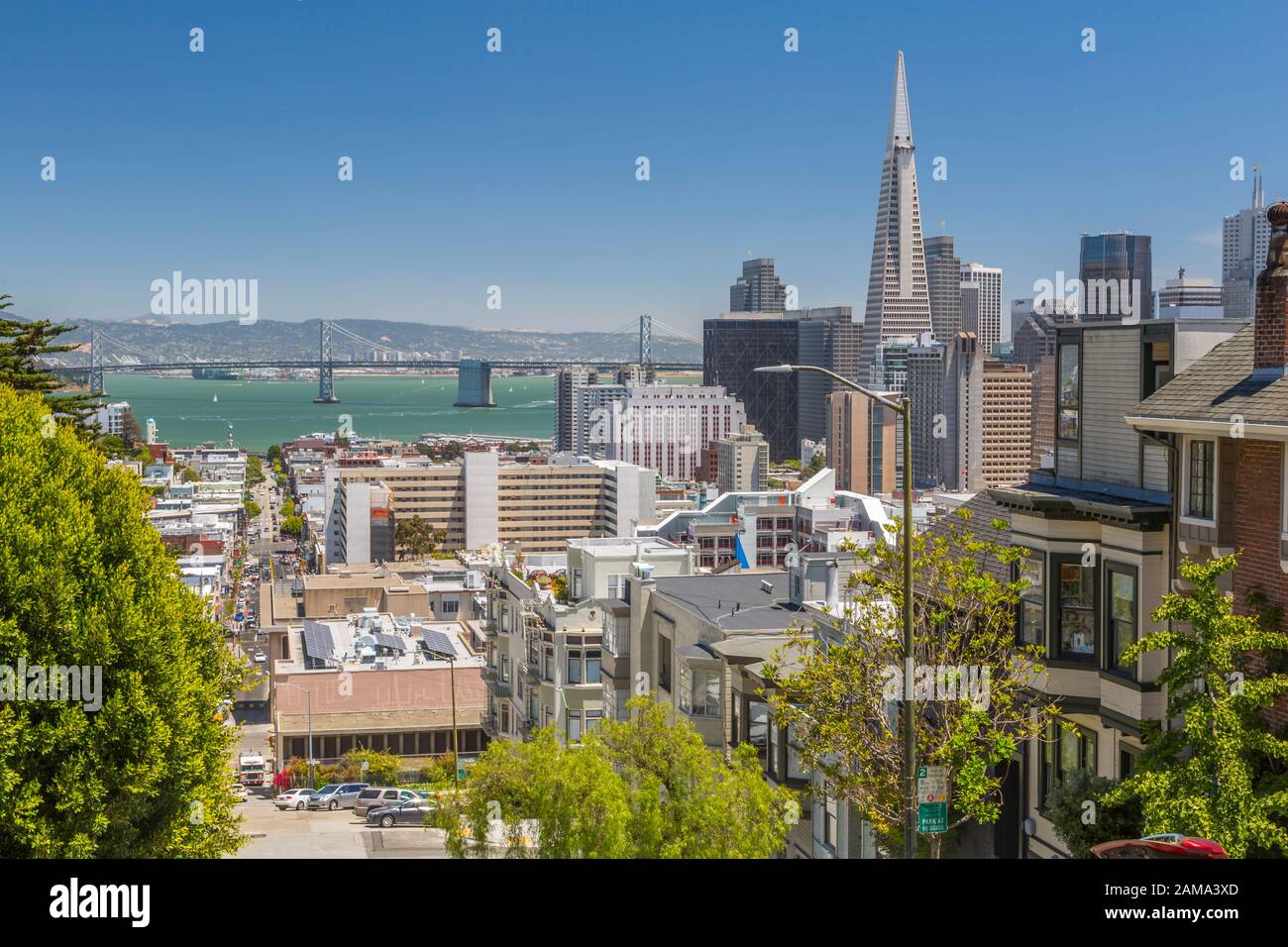 Vue Sur Le Bâtiment Transamerica Pyramid Et Le Pont Oakland Bay, San Francisco, Californie, États-Unis D'Amérique, Amérique Du Nord Banque D'Images