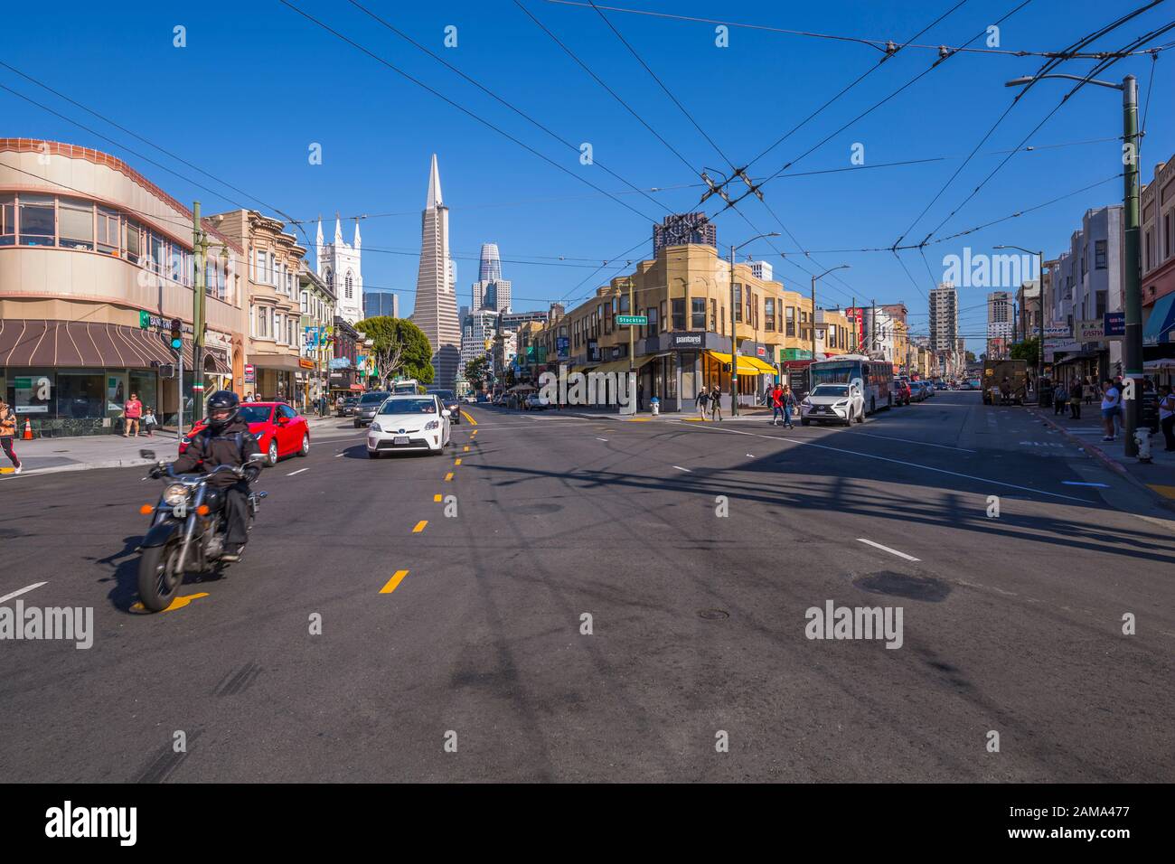 Vue Sur La Transamerica Pyramid Et La Circulation Sur Columbus Avenue, North Beach, San Francisco, Californie, États-Unis D'Amérique, Amérique Du Nord Banque D'Images