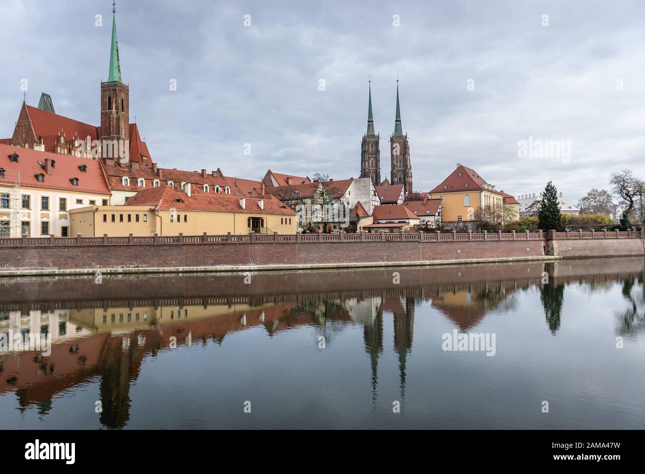 Collégiale de la Sainte-Croix et St Bartholomew et cathédrale Saint Jean-Baptiste à Ostrow Tumski, partie la plus ancienne de la ville de Wroclaw, Pologne Banque D'Images Collégiale de la Sainte-Croix et St Bartholomew et cathédrale Saint Jean-Baptiste à Ostrow Tumski, partie la plus ancienne de la ville de Wroclaw, Pologne Banque D'Images