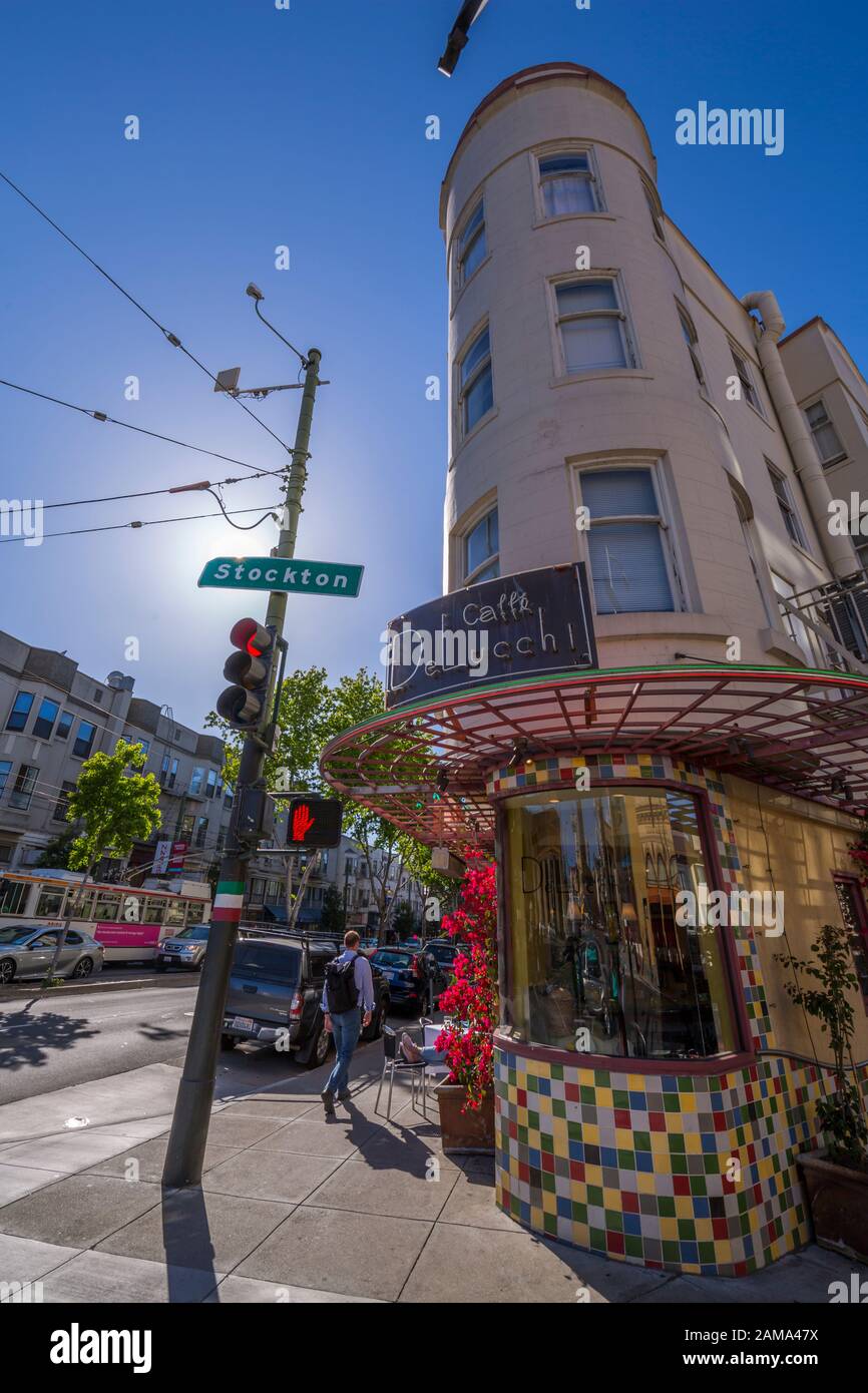 Vue sur le café d'angle sur Columbus Avenue, North Beach, San Francisco, Californie, États-Unis d'Amérique, Amérique du Nord Banque D'Images