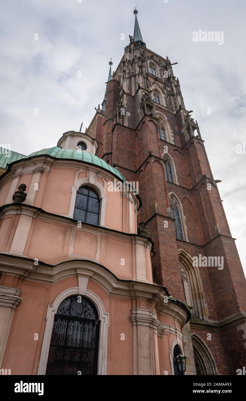 Cathédrale Saint Jean-Baptiste à Ostrow Tumski, partie la plus ancienne de la ville de Wroclaw, région de Silésie en Pologne Banque D'Images Cathédrale Saint Jean-Baptiste à Ostrow Tumski, partie la plus ancienne de la ville de Wroclaw, région de Silésie en Pologne Banque D'Images