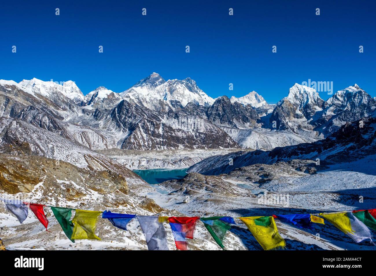 Gokyo dans les montagnes de l'Himalaya du Népal, une partie des Trois Passes randonnée. Everest peut être vu au centre de l'image Banque D'Images Gokyo dans les montagnes de l'Himalaya du Népal, une partie des Trois Passes randonnée. Everest peut être vu au centre de l'image Banque D'Images