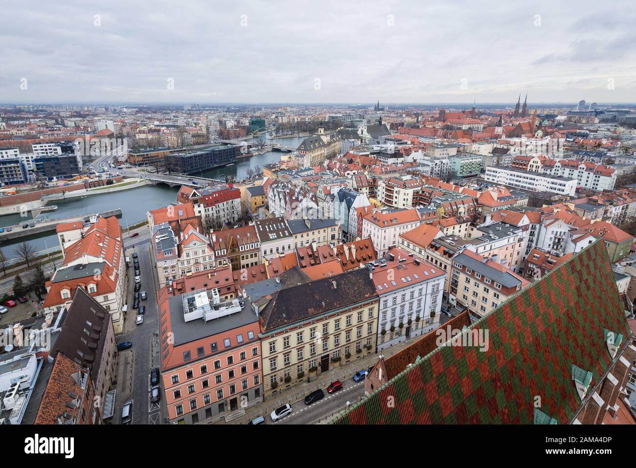 Vue aérienne de l'église Garrison dans la vieille ville de Wroclaw, Pologne - vue sur la rive de la rivière Oder Banque D'Images