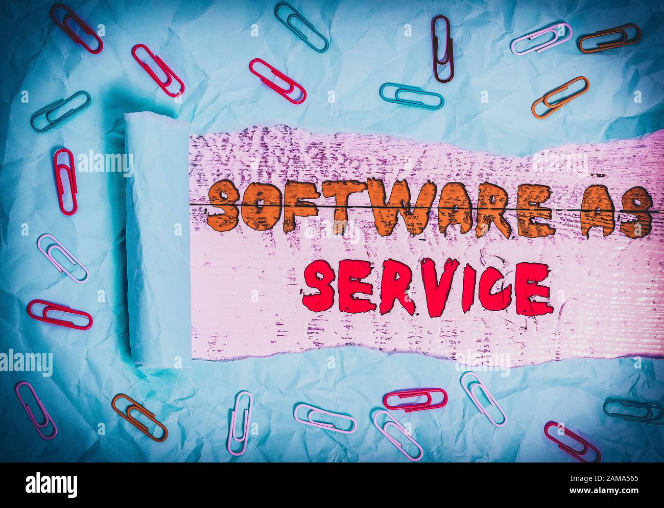 Écrit remarque montrant le logiciel en tant que service. Concept d'affaires pour le Deanalysisd sous licence sur abonnement et trombone centralisée et déchiré cardbo Banque D'Images