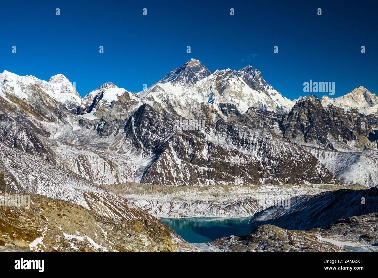 Gokyo dans les montagnes de l'Himalaya du Népal, une partie des Trois Passes randonnée. Everest peut être vu au centre de l'image Banque D'Images Gokyo dans les montagnes de l'Himalaya du Népal, une partie des Trois Passes randonnée. Everest peut être vu au centre de l'image Banque D'Images