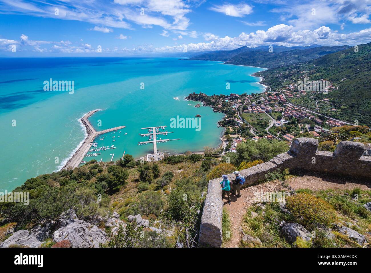 Vestiges de château de Rocca di Cefalu massif rocheux dans Cefalu ville et commune, situé sur la côte tyrrhénienne de la Sicile, Italie Banque D'Images