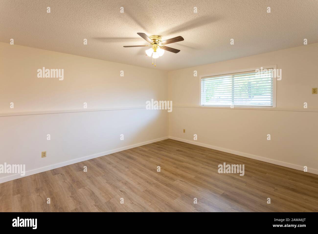 Intérieur de l'appartement vide rénové appartement appartement location unité avec murs blancs et nouveau parquet en vinyle dur stratifié. Banque D'Images
