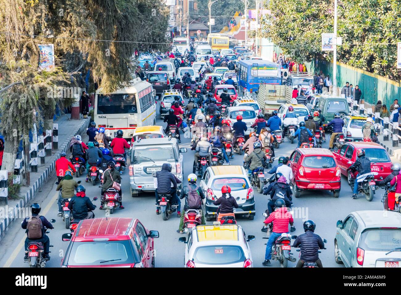Trafic lourd dans les rues de Katmandou, la capitale du Népal Banque D'Images