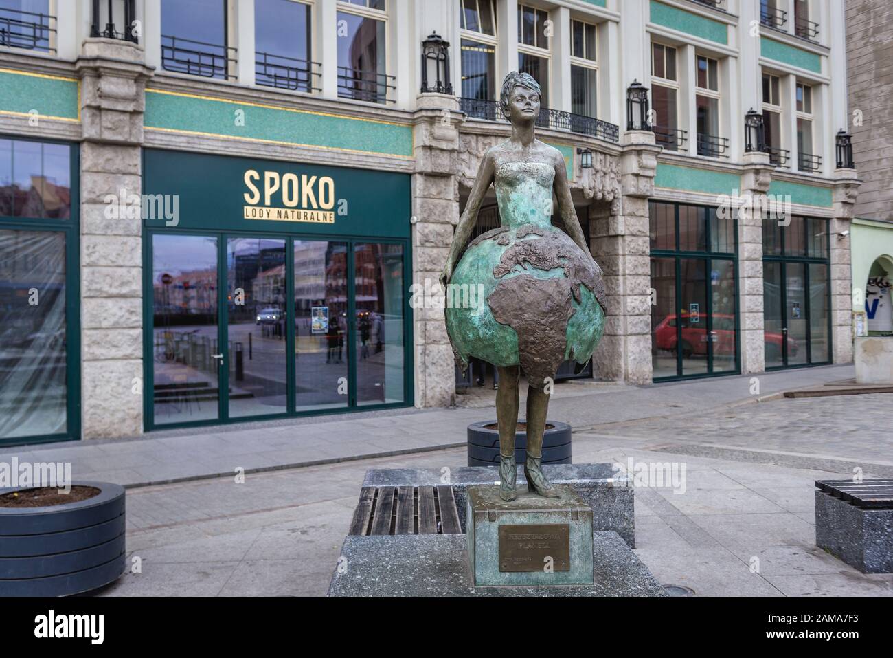Sculpture appelée Crystal Planet conçue par Ewa Rossano sur la vieille ville de Wroclaw dans la région de Silésie en Pologne Banque D'Images