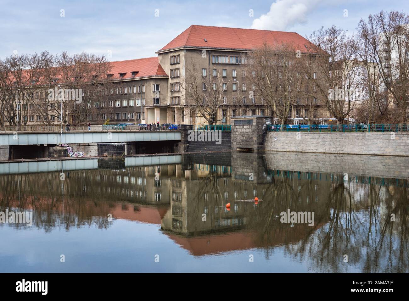 Vue de l'île Kepa Mieszczanska sur la rivière Oder avec Archives publiques et bâtiment universitaire à Wroclaw, région de Silésie en Pologne Banque D'Images