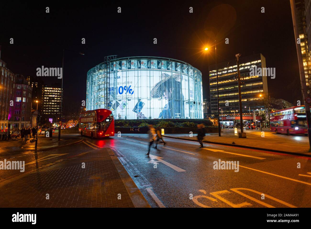 Cinéma Odéon BFI Imax la nuit avec un bus rouge et des piétons, Waterloo, Londres Banque D'Images