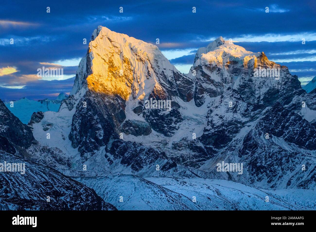 Vue sur les montagnes de l'himalaya y compris le Cholatse de theGokyo Ri sur les trois passages trek dans l'Himalaya au Népal Banque D'Images