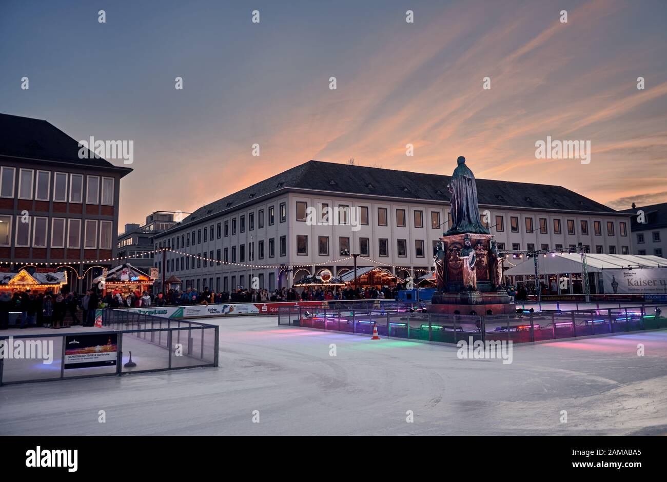 Karlsruhe, Bade-Wuerttemberg/Allemagne - 11 janvier 2020: Patinoire Eiszeit dans le jardin du palais de Karlsruhe illuminée au coucher du soleil Banque D'Images