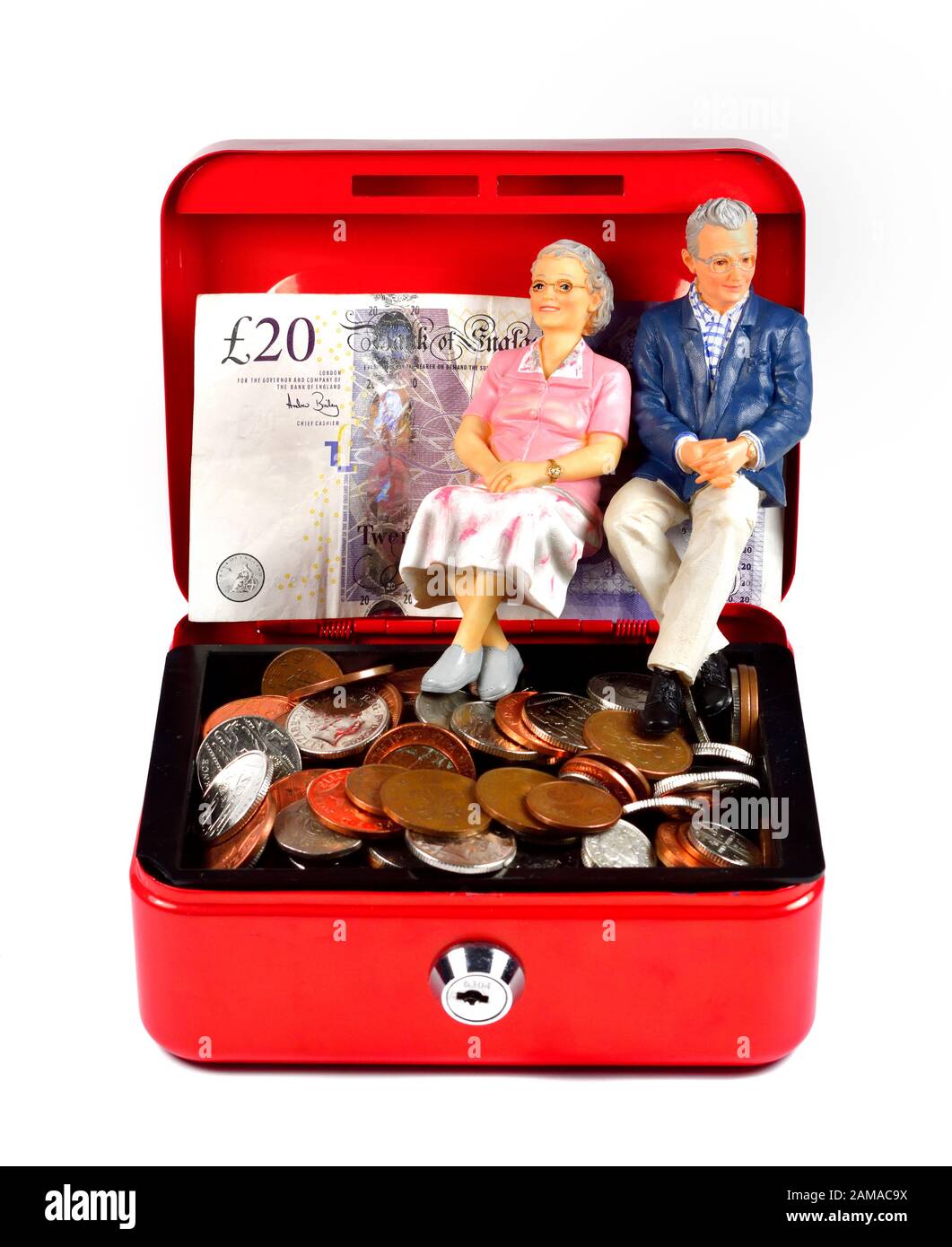 Le retraité se présente dans une caisse rouge, un concept d'épargne-retraite Banque D'Images