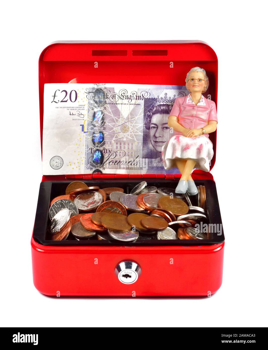 Une seule femme pensionnée figurine assise dans une caisse rouge, concept d'épargne-retraite Banque D'Images