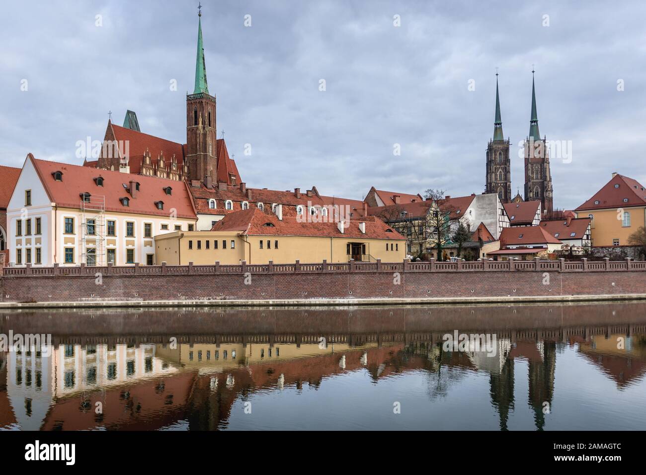 Collégiale de la Sainte-Croix et St Bartholomew et cathédrale Saint Jean-Baptiste à Ostrow Tumski, partie la plus ancienne de la ville de Wroclaw, Pologne Banque D'Images Collégiale de la Sainte-Croix et St Bartholomew et cathédrale Saint Jean-Baptiste à Ostrow Tumski, partie la plus ancienne de la ville de Wroclaw, Pologne Banque D'Images