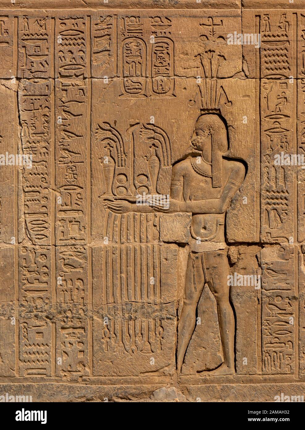 Sculptures hiéroglyphiques dans ancien temple Banque D'Images