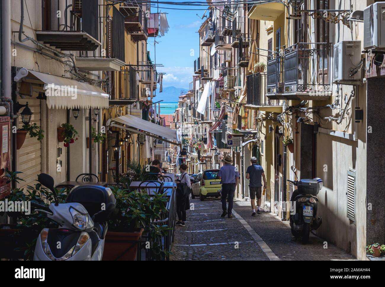 Rue étroite sur la vieille ville de Cefalu située sur la côte Tyrrhénienne de Sicile, Italie Banque D'Images