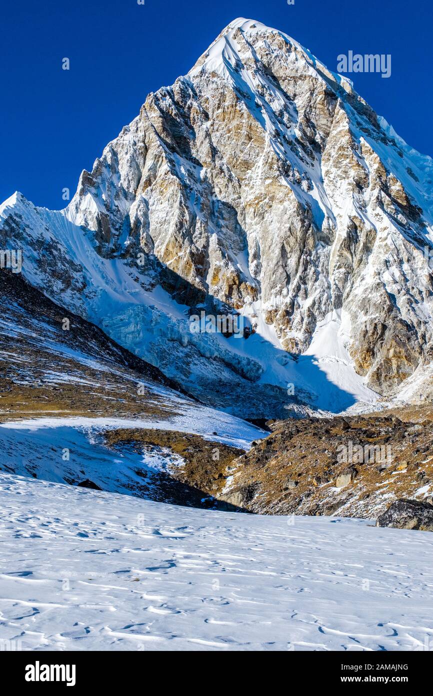 Pumori, une montagne dans la région de Khumbu dans l'Himalaya népalais Banque D'Images