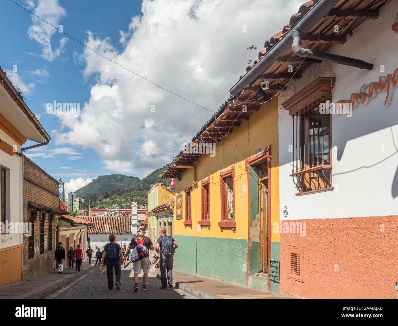 Bogota, Colombie - 12 septembre 2019: Rue de Bogota avec maisons coloniales colorées et vue sur la montagne en arrière-plan, le quartier de la Candelaria. Banque D'Images