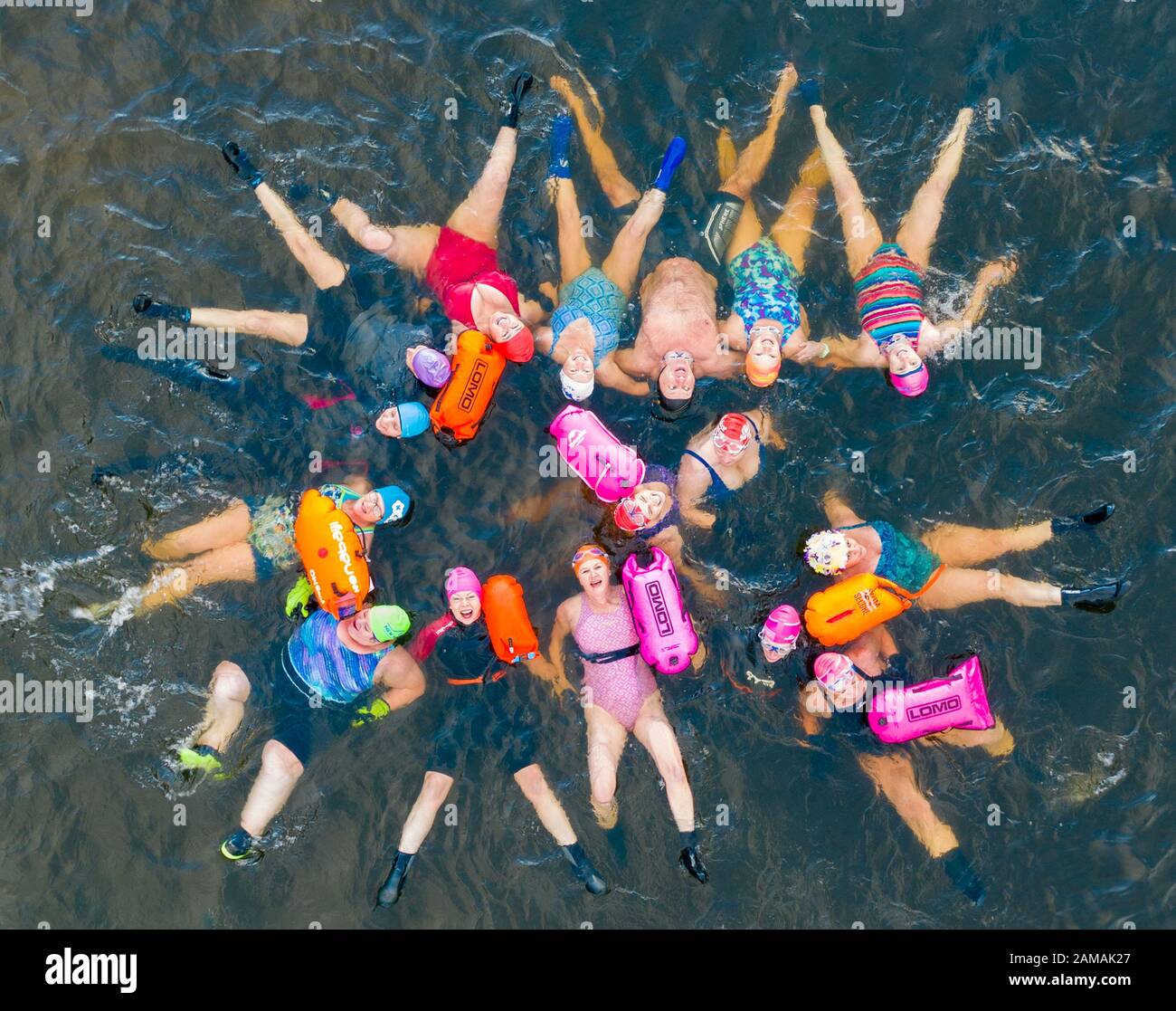 Callander, Écosse, Royaume-Uni. 12 janvier 2020. Drone images des nageurs d'eau libre du Fife Wild Nageurs club profiter du temps froid mais ensoleillé pour aller nager dans le Loch Lubnaig dans Les Trossachs, Stirlingshire. En dehors de leur nage habituelle, ils ont pris le temps de s'amuser et de pratiquer quelques mouvements synchronisés de natation avant le froid les a forcés du loch. Iain Masterton/Alay Live News Banque D'Images