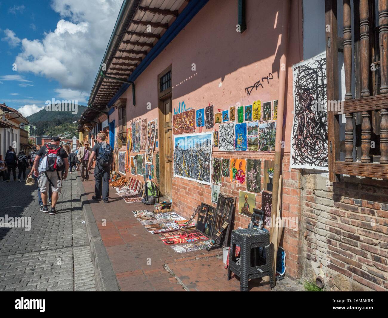 Bogota, Colombie - 12 septembre 2019: Rue de Bogota avec maisons coloniales colorées et vue sur la montagne en arrière-plan, le quartier de la Candelaria. Banque D'Images