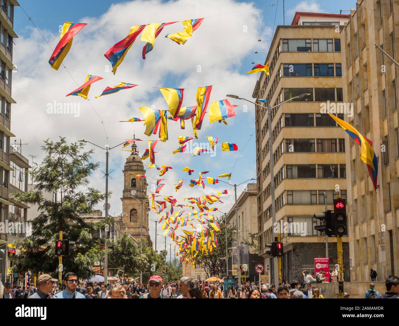 Bogota, Colombie - 12 septembre 2019: Rue de Bogota avec drapeaux colombiens, foule de personnes et vue sur la cathédrale en arrière-plan, la Candelaria Banque D'Images