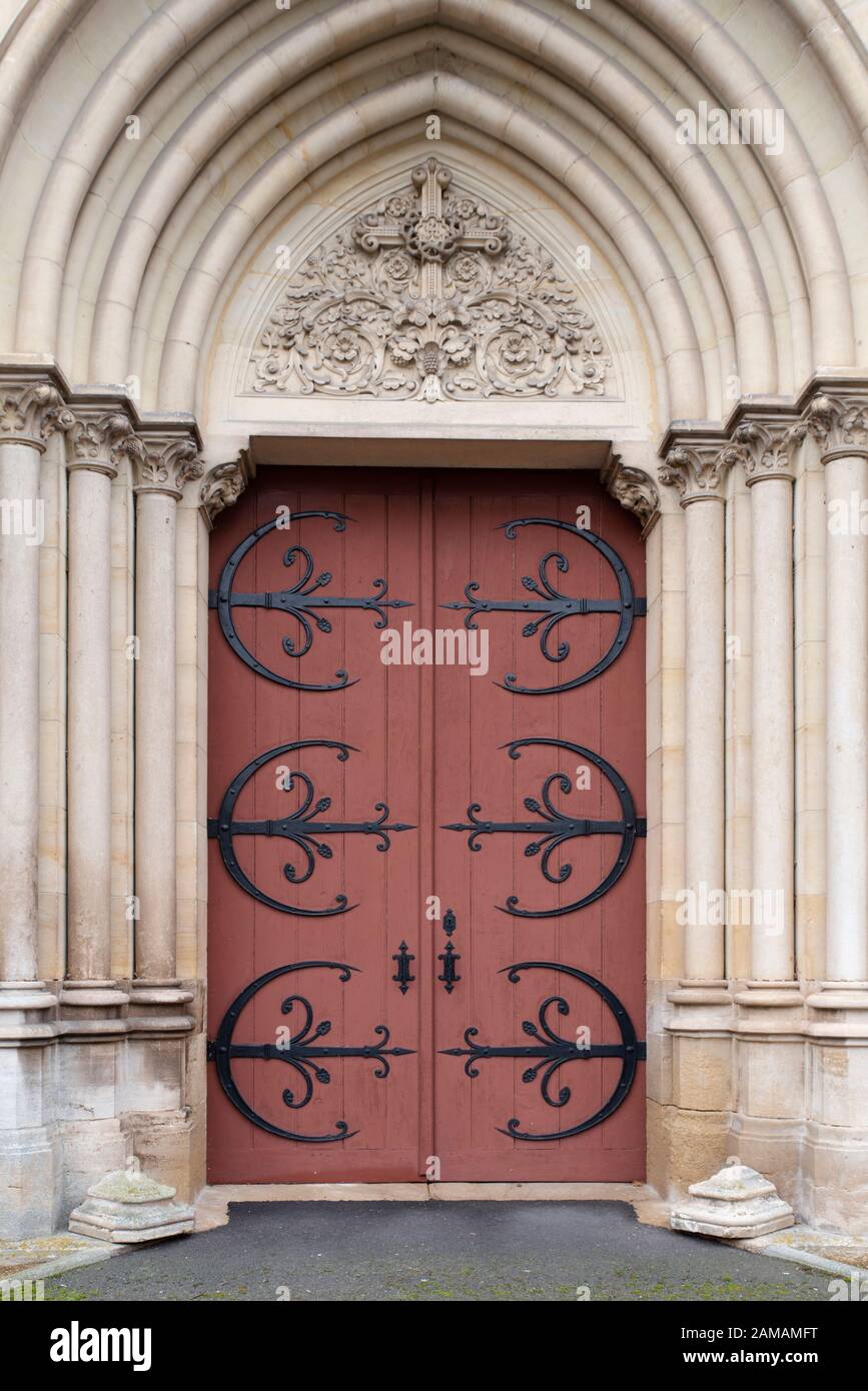 Détail d'une porte en fer forgé et en bois d'église en France Photo Stock -  Alamy