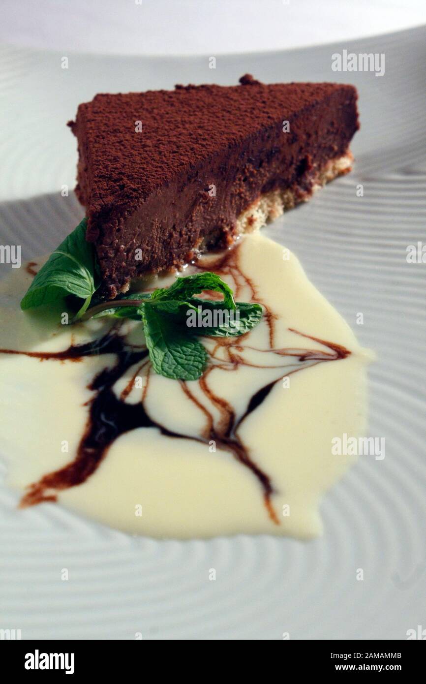 Tranche De Gateau Au Chocolat Avec Glace A La Vanille Caramel Et Menthe Placage Gastronomique De Delicieux Desert Photo Stock Alamy Tranche De Gateau Au Chocolat Avec Glace A La Vanille Caramel Et Menthe Placage Gastronomique De Delicieux Desert Photo Stock Alamy