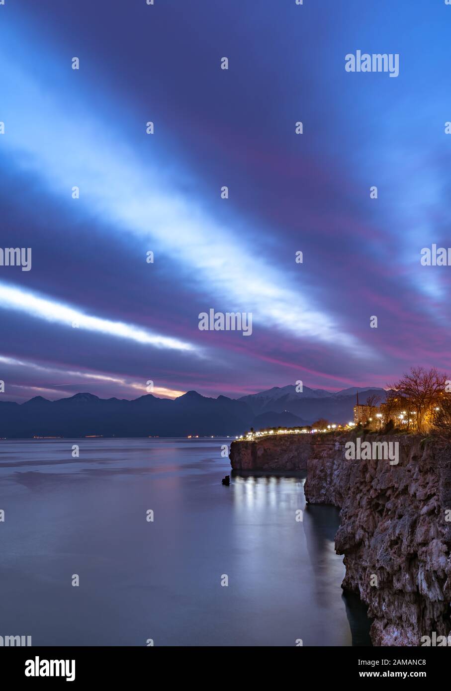 Longue exposition à Antalya au coucher du soleil, nuages se déplaçant sur les montagnes Banque D'Images