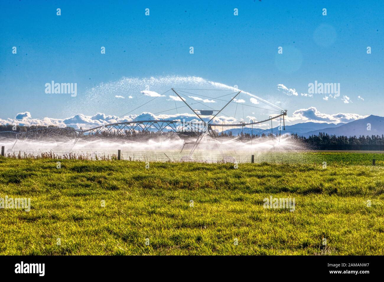 Arroseurs géants d'eau d'irrigation sur les pâturages près d'Ashburton, Nouvelle-Zélande Banque D'Images