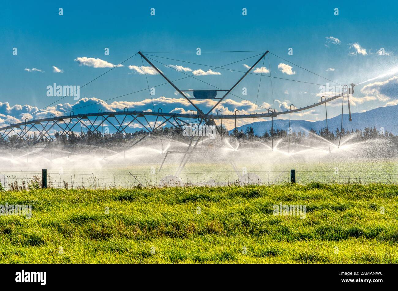 Arroseurs géants d'eau d'irrigation sur les pâturages près d'Ashburton, Nouvelle-Zélande Banque D'Images