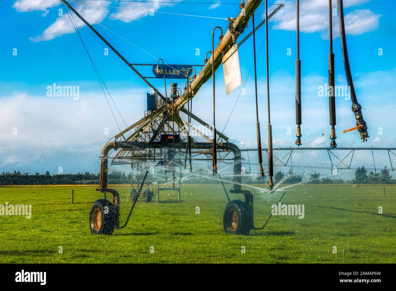 Arroseurs géants d'eau d'irrigation sur les pâturages près d'Ashburton, Nouvelle-Zélande Banque D'Images