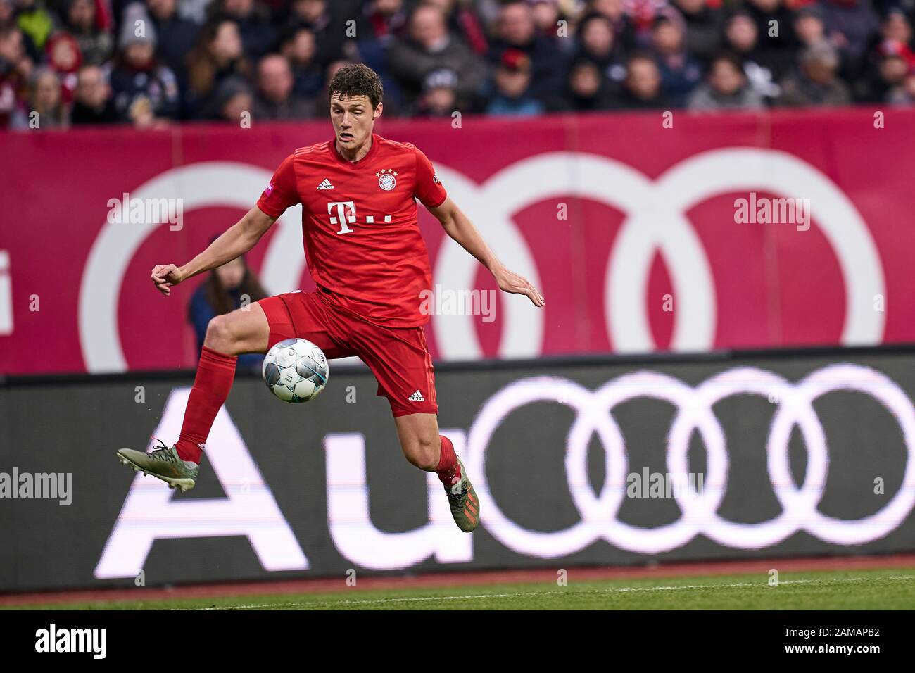 Nürnberg, Deutschland, Le 11 Janvier 2020. Max-Marlock-Stadion, Jeu D'Essai, Testspiel, Freudschaftsspiel 1. FC Nürnberg - FC Bayern München (FC Bayern Munich): Benjamin Pavard (#5) nimmt einen langen ball in der Luft an. Banque D'Images