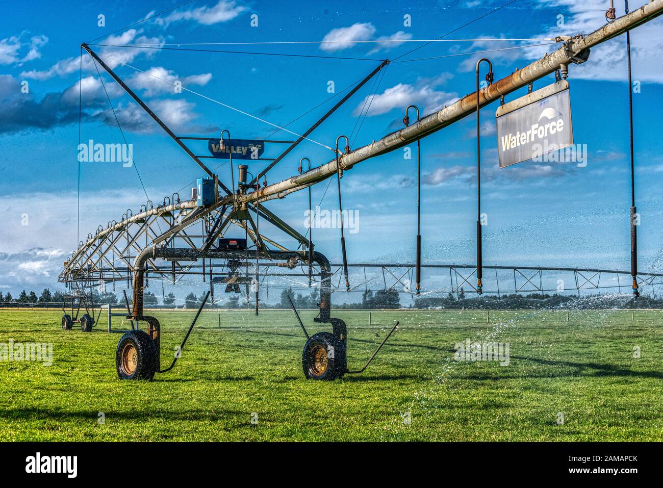 Arroseurs géants d'eau d'irrigation sur les pâturages près d'Ashburton, Nouvelle-Zélande Banque D'Images
