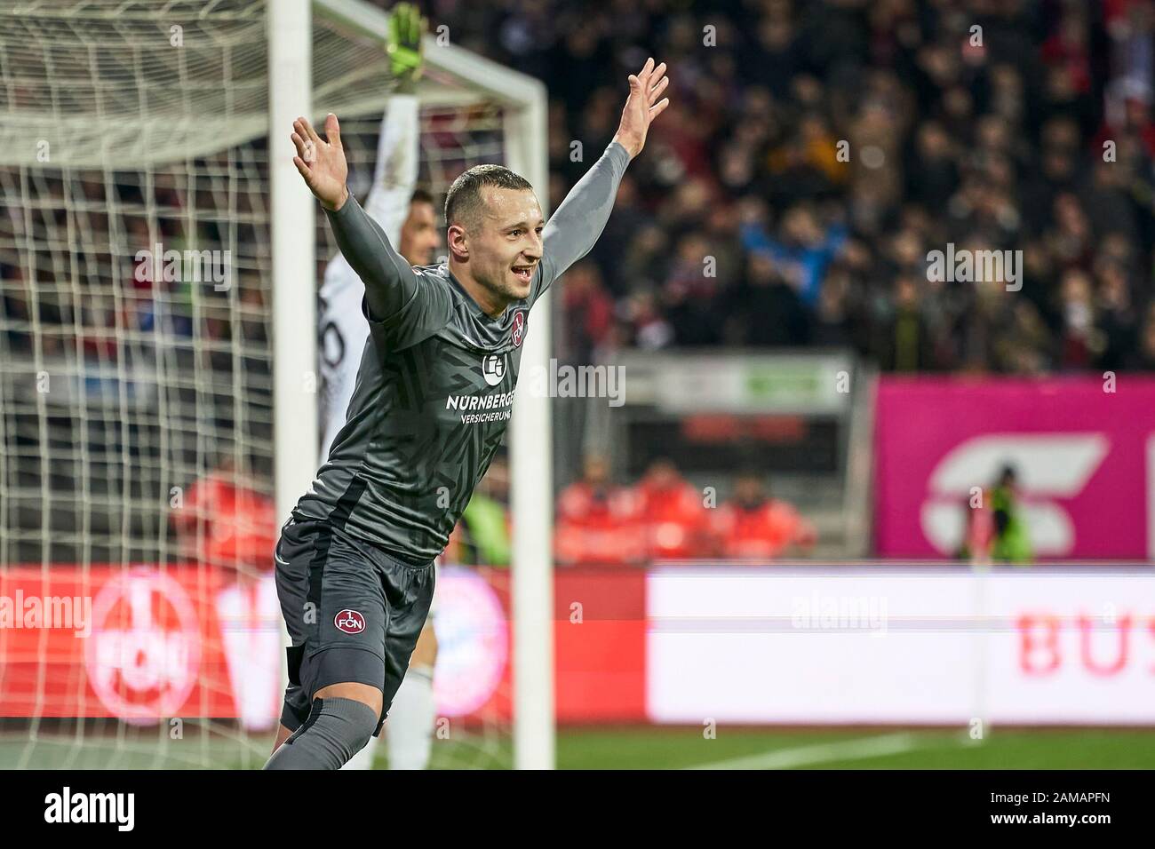 Nürnberg, Deutschland, Le 11 Janvier 2020. Max-Marlock-Stadion, Jeu D'Essai, Testspiel, Freudschaftsspiel 1. FC Nürnberg - FC Bayern München (FC Bayern Munich): Adam Zrelak (#11) freut sich über das Tor zum 5:1. Jubel. Sven Ulreich (#26) reklamiert im Hintergrund auf Abseits. Peter Kotzur/Alay Live News Banque D'Images