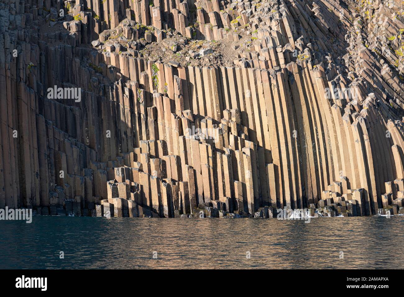 Colonnes de basalte dans les roches du détroit de Scoresby, à l'est du Groenland Banque D'Images