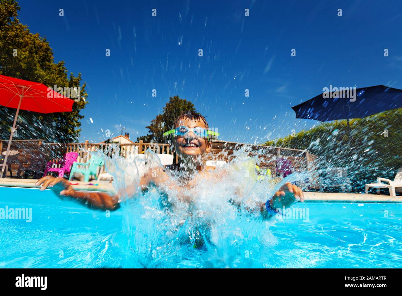 Sauter Dans La Piscine Banque d