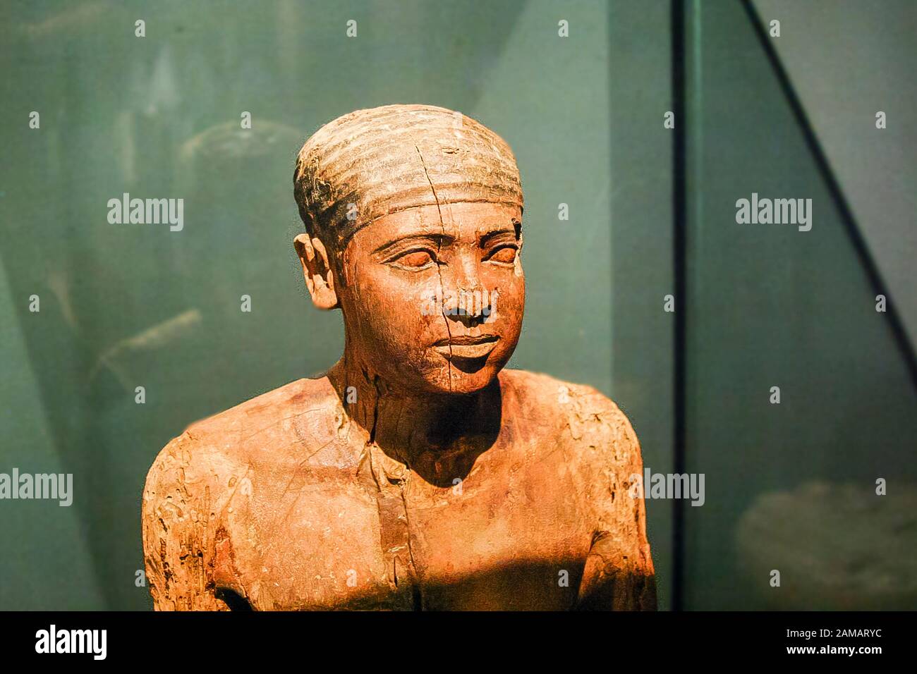 Egypte, Alexandrie, Musée National, statue en bois d'un homme debout, ancien Royaume, Saqqara. Banque D'Images