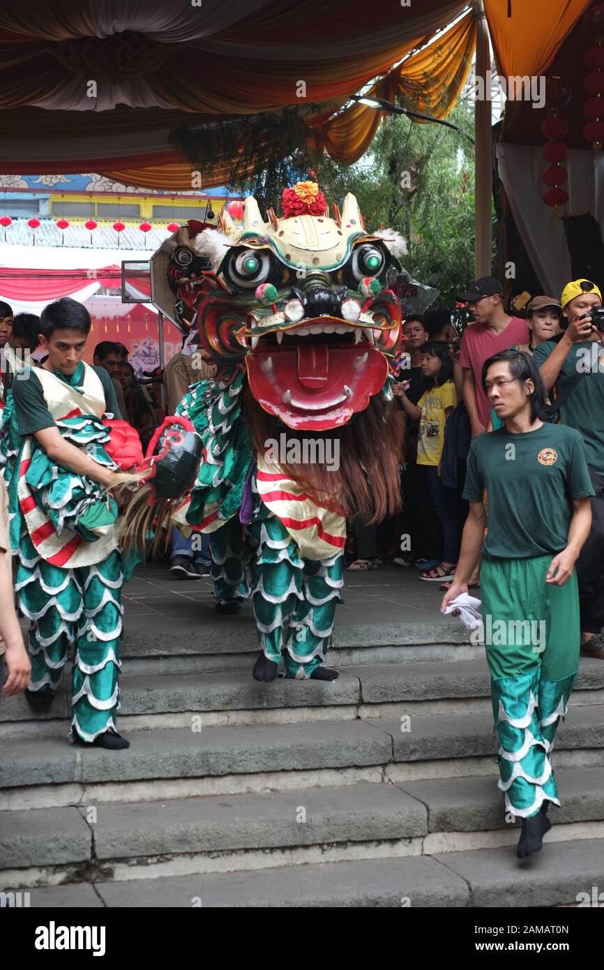 Un groupe d'une danse de marionnettes traditionnelles arrive avant de célébration du nouvel an chinois festival commence. Banque D'Images