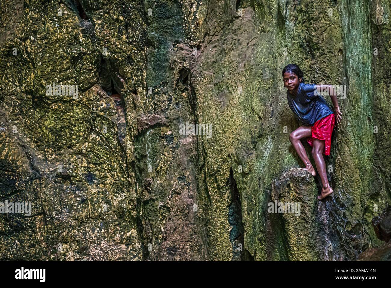 Les enfants de l'île de Panasia aiment les rochers d'une grotte comme tour de plongée naturelle. Île PanAsia, Papouasie-Nouvelle-Guinée Banque D'Images