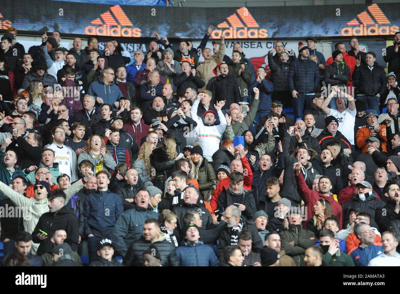 Cardiff, PAYS DE GALLES - 12 JANVIER les partisans de Swansea City font beaucoup de bruit pour soutenir leur équipe lors du match de championnat Sky Bet entre Cardiff City et Swansea City au stade de Cardiff City, à Cardiff, le dimanche 12 janvier 2020. (Crédit: Jeff Thomas | MI News) la photographie ne peut être utilisée qu'à des fins de rédaction de journaux et/ou de magazines, licence requise à des fins commerciales crédit: Mi News & Sport /Alay Live News Banque D'Images