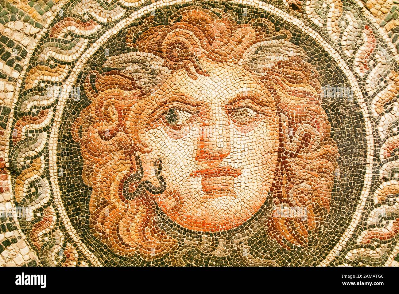 Egypte, Alexandrie, Musée National, détail d'une mosaïque représentant un masque de Medusa, 2ème siècle après Jésus-Christ, trouvé pendant les fouilles du théâtre de Diana. Banque D'Images