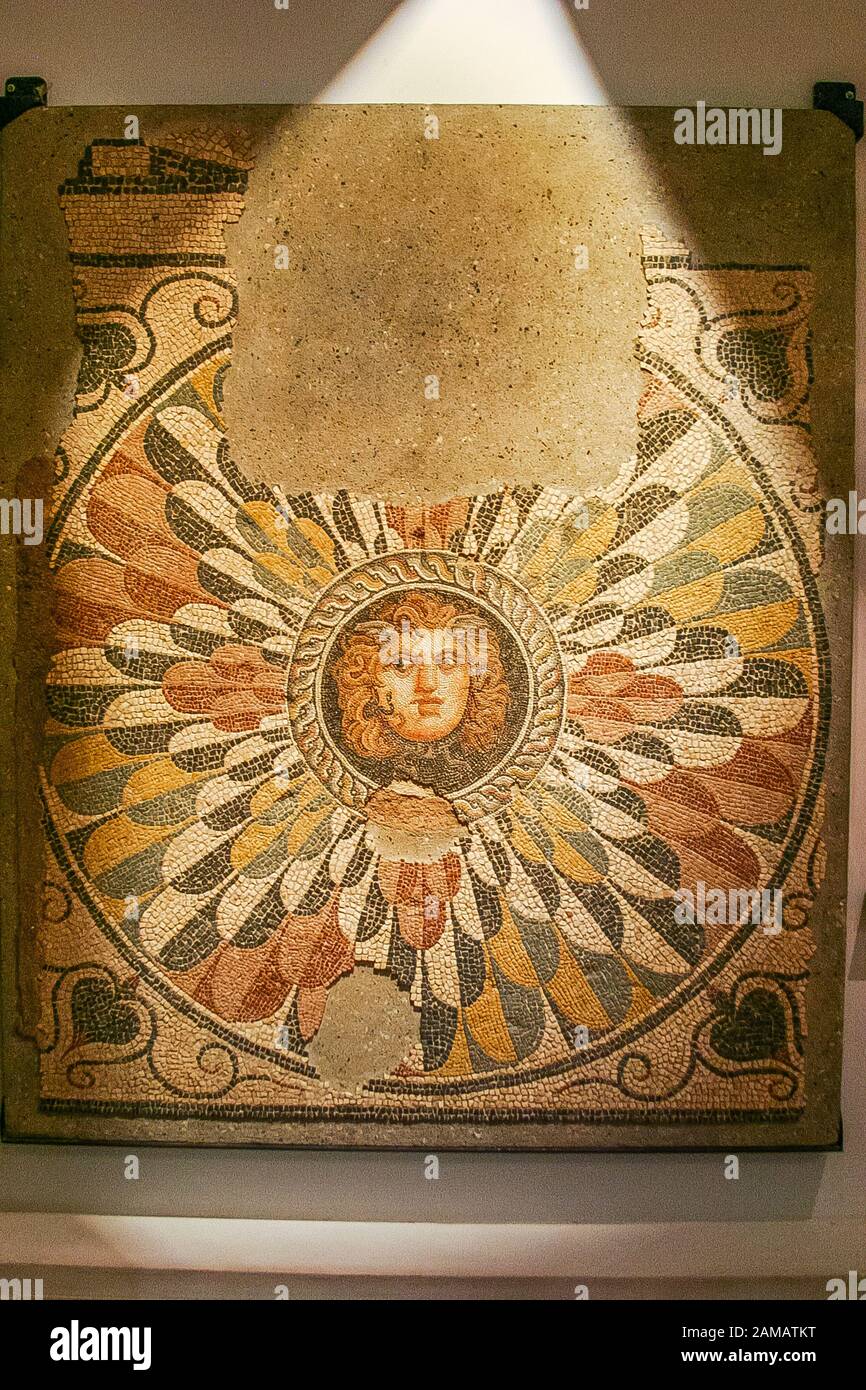 Egypte, Alexandrie, Musée National, mosaïque représentant un masque de Medusa, 2ème siècle après Jésus-Christ, trouvé pendant les fouilles du théâtre de Diana. Banque D'Images