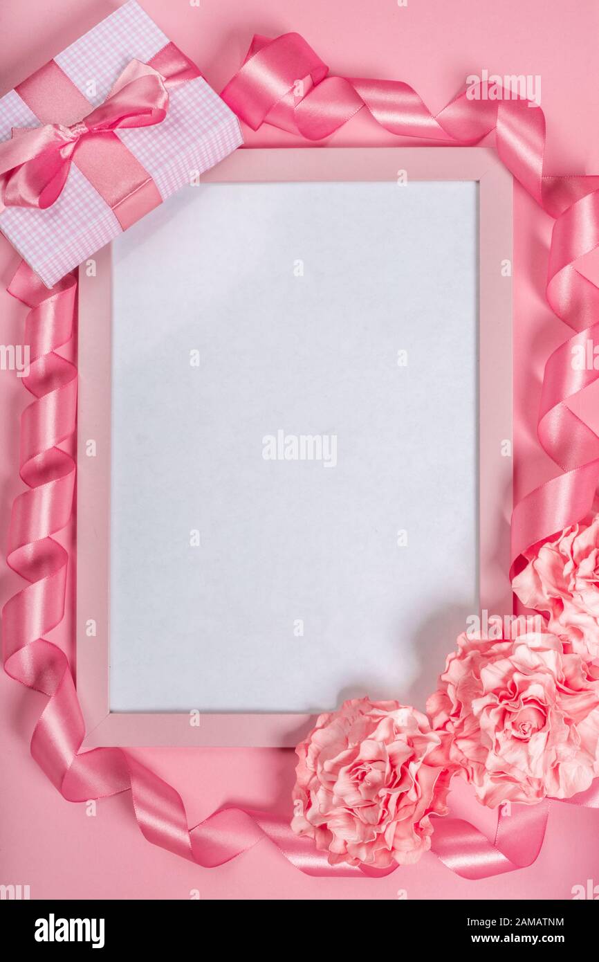 Happy valentines day greetings foto frame avec copie espace pour texte fleurs et git fort, télévision bordure de l'arrière-plan avec copie espace pour le texte Banque D'Images