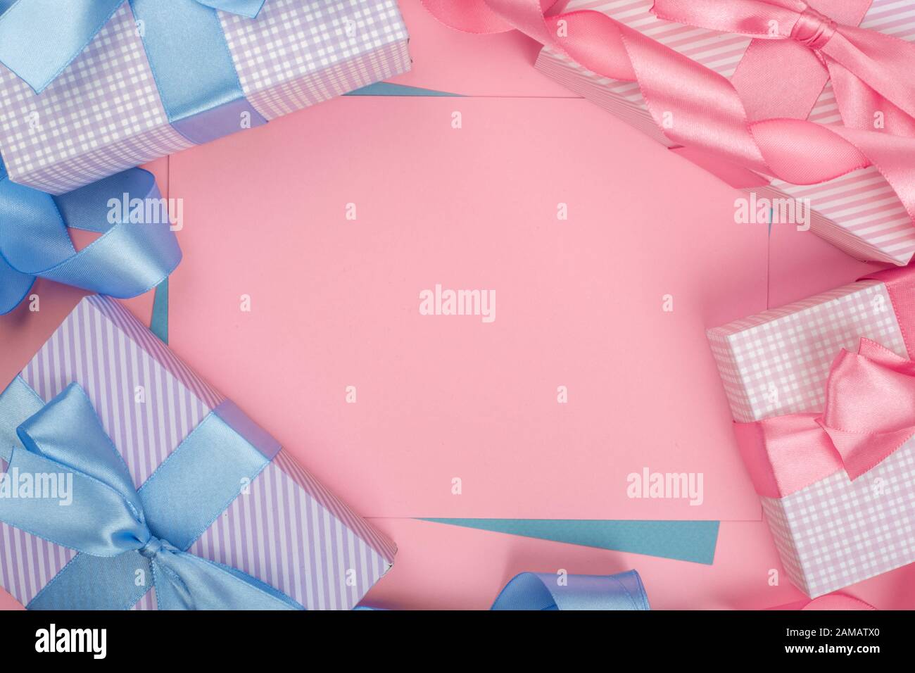 Saint-Valentin fond rose avec lettre d'amour vierge avec espace de copie pour cadre de bordure de texte avec cadeaux avec noeud et ribon Banque D'Images