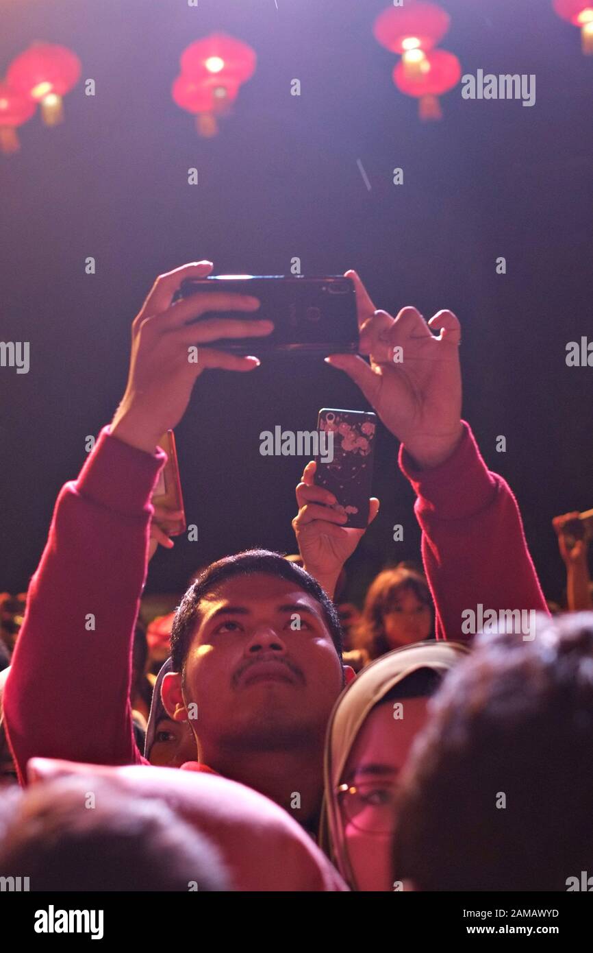 Bogor, Java ouest, Indonésie - Février 2019 : Certaines personnes prendre photo à l'aide de l'appareil photo du smartphone en célébration du nouvel an chinois festival. Banque D'Images