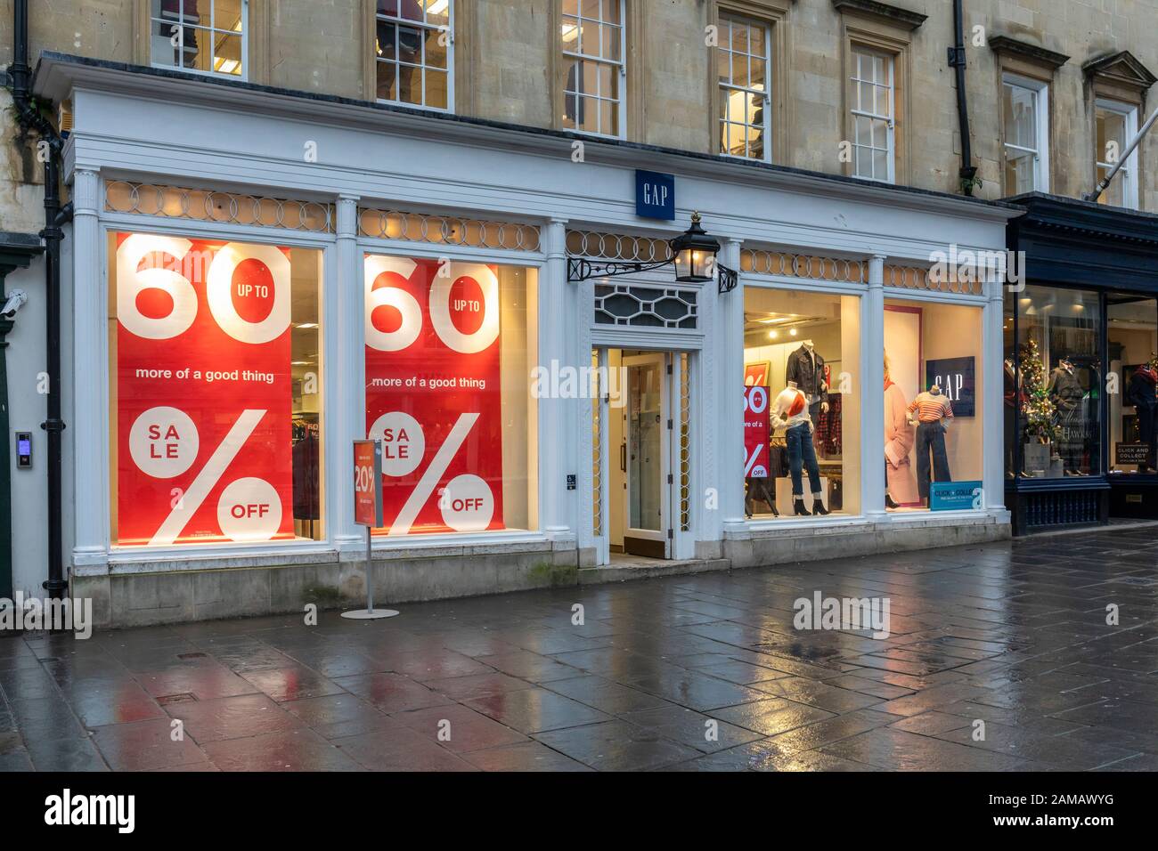 Jusqu'à 60 % de réduction sur les soldes de janvier dans le magasin Gap de Bath, Angleterre, Royaume-Uni Banque D'Images