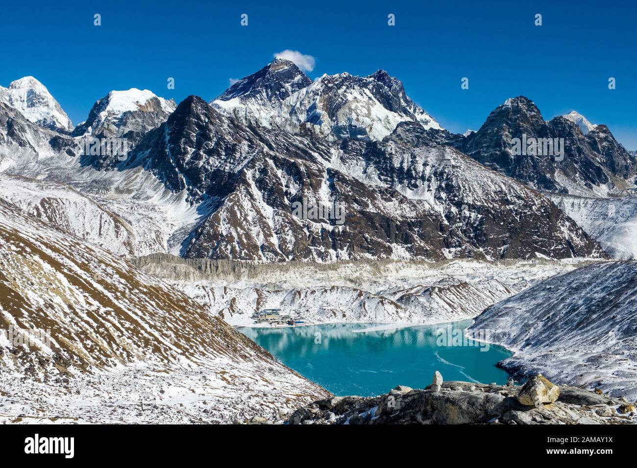Gokyo dans les montagnes de l'Himalaya du Népal, une partie des Trois Passes randonnée. Everest peut être vu au centre de l'image Banque D'Images Gokyo dans les montagnes de l'Himalaya du Népal, une partie des Trois Passes randonnée. Everest peut être vu au centre de l'image Banque D'Images